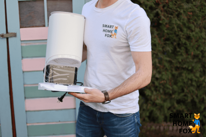 Die Absaugstation des Ecovacs Deebot T9 wird hochgehalten
